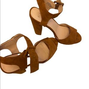 Stylish Heels .. Size 8M — soft light suede